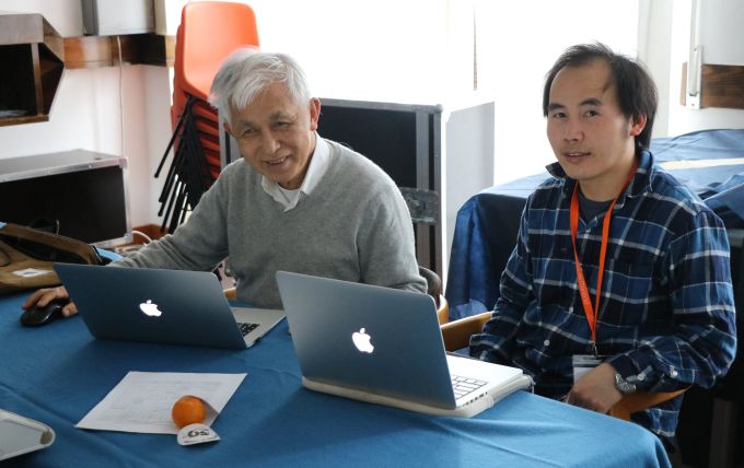 素粒子物理学の博士であるカオ・ヴァン・ソン氏（右）　ⓒ Vn Express